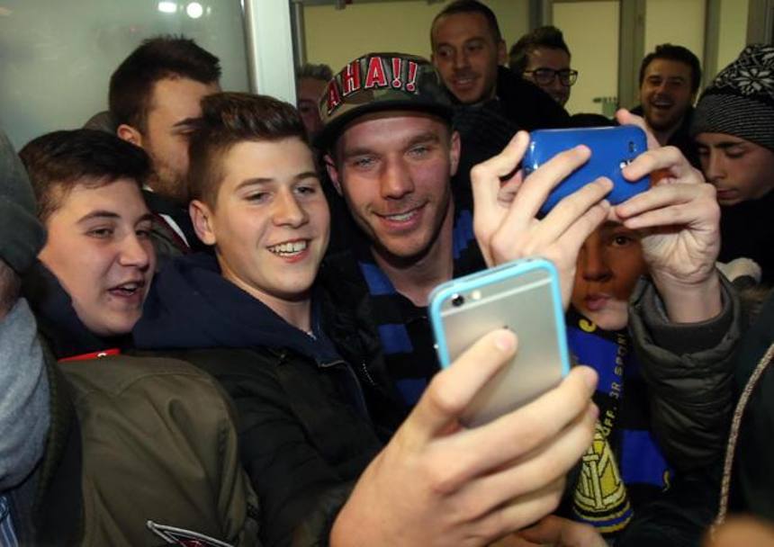 Sorrisi e disponibilit per i suoi nuovi tifosi: ecco Podolski insieme ad alcuni giovani supporters in posa per un selfie. Ansa